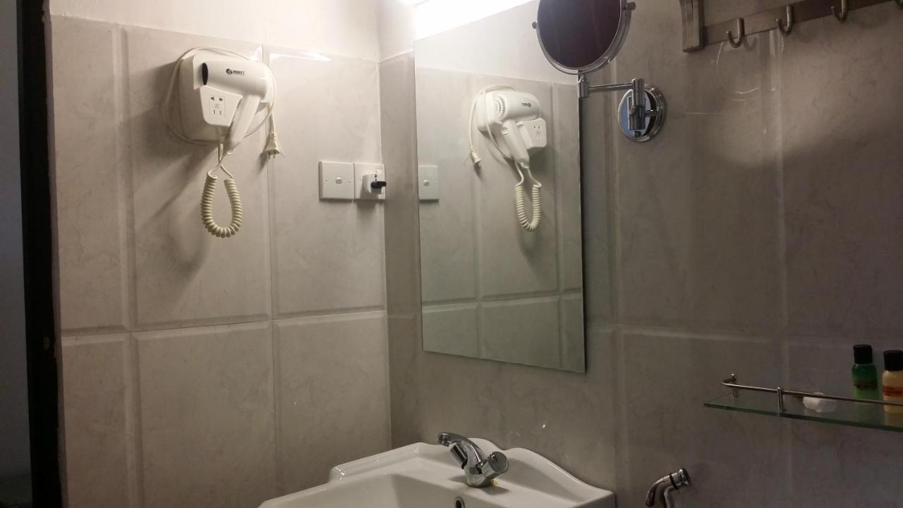 Maple Leaf Hotel نيجومبو المظهر الخارجي الصورة